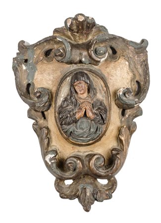 ALTORILIEVO in legno dipinto raffigurante "Madonna" con bordo riccamente...