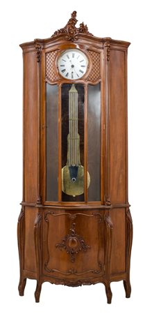 OROLOGIO a pendolo entro mobile in noce. Italia XX secolo Misure: cm 96 x 35...