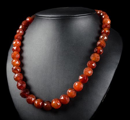 COLLANA in ambra sfaccettata.