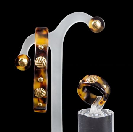 PARURE composta da ANELLO, ORECCHINI e da BRACCIALE rigido in tartaruga e oro...