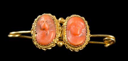 SPILLA in oro giallo basso titolo con cammei in corallo raffiguranti...