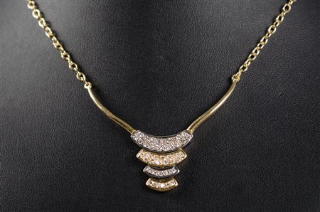 COLLIER in oro giallo e bianco 18 Kt., parte inferiore semirigida con...