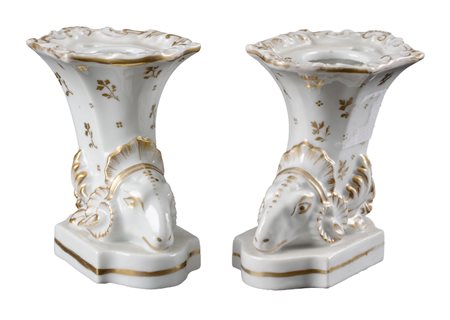 COPPIA VASETTI stile Impero in porcellana bianca lumeggiata in oro con teste...