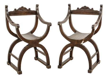 COPPIA SAVONAROLE in faggio. Sicilia XX secolo Misure: cm 52 x 49 x h 91