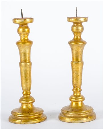 COPPIA TOCIERI in legno dorato. Italia XIX secolo Misure: h cm 31