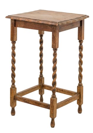 TAVOLINO quadrato in rovere, gambe a torciglione. Francia primi '900 Misure:...