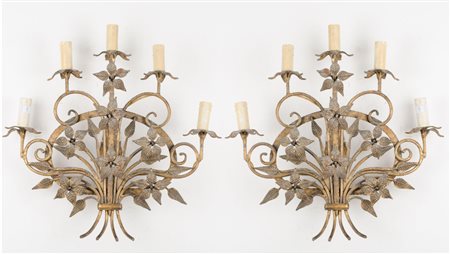 COPPIA APPLIQUES a cinque luci in ferro battuto dorato. Firenze meta' '900...