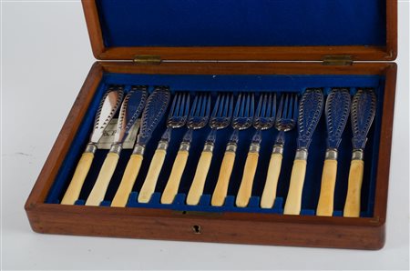 SERVIZIO POSATE da pesce in Sheffield con manici in avorio entro scatola....