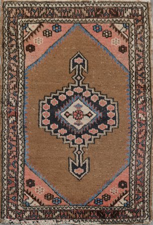 TAPPETO Mossul, trama e ordito in cotone, vello in lana. Persia XX secolo...