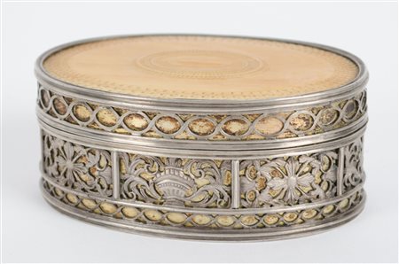 SCATOLETTA in argento traforato con due placche in avorio. XIX secolo Misure:...