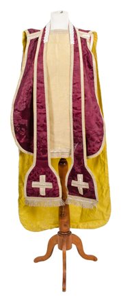 PIANETA con STOLA in stoffa ricamata in oro. Italia XIX secolo