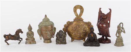 OTTO SCULTURE orientali in legno e bronzo. XX secolo Misure: varie