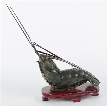 SCULTURA in pietra dura raffigurante "aragosta", base in legno. (rotture)...