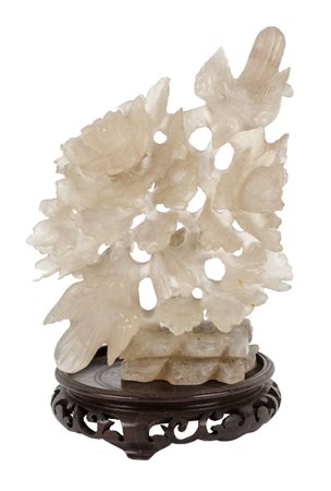 SCULTURA in pietra dura raffigurante "ramo con fiori e volatili", base in...