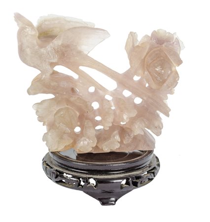 SCULTURA in pietra dura raffigurante "volatile su ramo", base in legno. Cina...