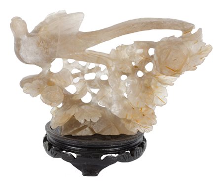 SCULTURA in pietra dura color ambra raffigurante "volatile su ramo", base in...