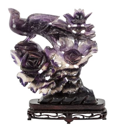 SCULTURA in agata raffigurante "volatile su ramo fiorato", base in legno....