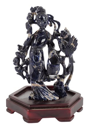SCULTURA in agata raffigurante "geisha con cesto e volatile", base in legno....