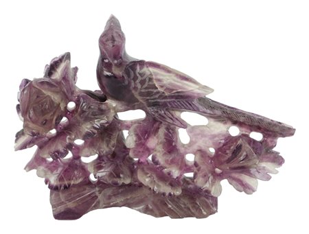 SCULTURA in agata raffigurante "volatile su ramo fiorato", base in legno....