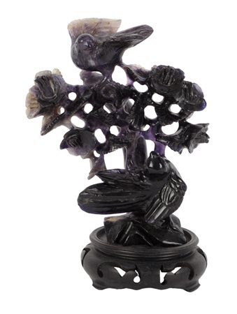SCULTURA in ametista raffigurante "ramo con volatili", base in legno. Cina XX...
