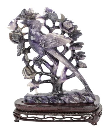 SCULTURA in ametista raffigurante "ramo con volatili", base in legno. Cina XX...