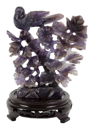 SCULTURA in ametista raffigurante "volatile su ramo", base in legno. Cina XX...