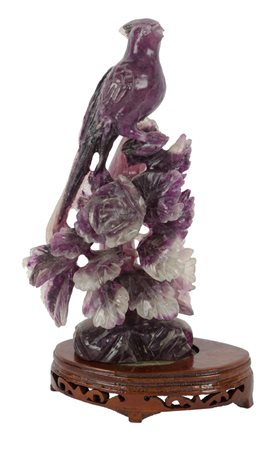 SCULTURA in ametista raffigurante "volatile su ramo", base in legno. Cina XX...
