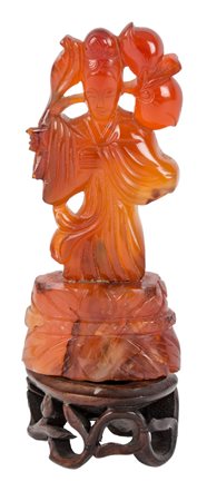 SCULTURA in corniola raffigurante "divinita'", base in legno. Cina XX secolo...