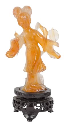 SCULTURA in corniola raffigurante "Geisha", base in legno. Cina XX secolo...