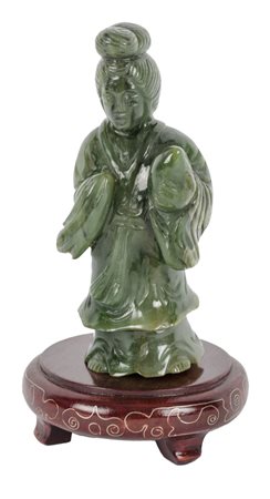 SCULTURA in serpentinite raffigurante "figura femminile", base in legno. Cina...