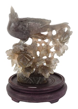 SCULTURA in serpentinite raffigurante "volatile", base in legno. Cina XX...