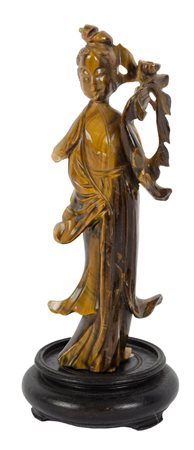 SCULTURA in occhio di tigre raffigurante "geisha", base in legno. Cina XX...