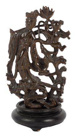 SCULTURA in occhio di tigre raffigurante "geisha", base in legno. Cina XX...