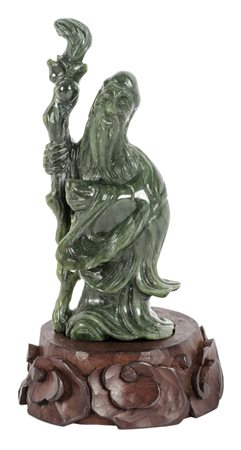 SCULTURA in eliotropo raffigurante "saggio" , base in legno. Cina XX secolo...