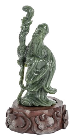 SCULTURA in eliotropo raffigurante "saggio", base in legno. Cina XX secolo...