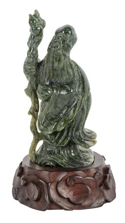 SCULTURA in eliotropo raffigurante "saggio", base in legno. Cina XX secolo...