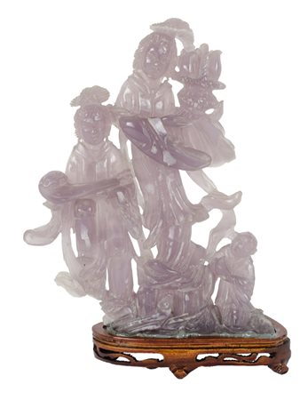 GRUPPO in ametista raffigurante "personaggi", base in legno. Cina XX secolo...