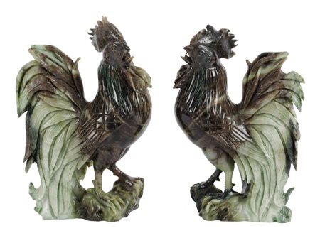 COPPIA SCULTURE in giada raffiguranti "galli". Cina XX secolo Misure: h cm 27,5