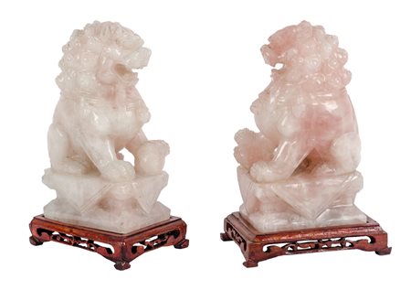 COPPIA SCULTURE in quarzo rosa raffiguranti "cani di pho", basi in legno....