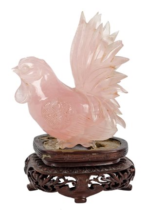 SCULTURA in quarzo rosa raffigurante "gallo", base in legno. Cina XX secolo...