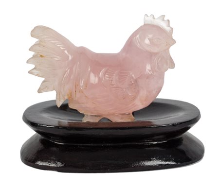 SCULTURA in quarzo rosa raffigurante "gallo", base in legno. Cina XX secolo...