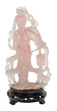 SCULTURA in quarzo rosa raffigurante "geisha", base in legno. Cina XX secolo...