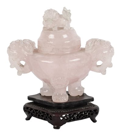 POTICHE con manici a guisa di cani di Pho in quarzo rosa, base in legno. Cina...