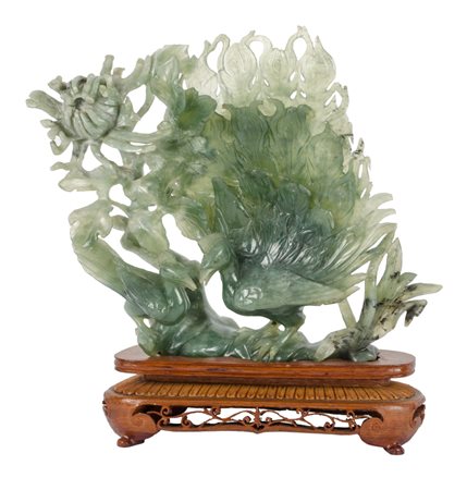 GRUPPO in giada raffigurante "pavoni", base in legno. Cina XX secolo Misure:...