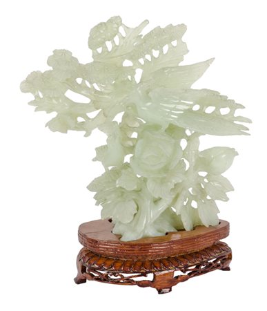 GRUPPO in giada raffigurante "ramo con volatili", base in legno. Cina XX...