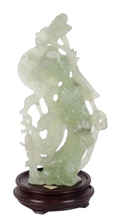 SCULTURA in giada raffigurante "geisha", base in legno. Cina XX secolo...