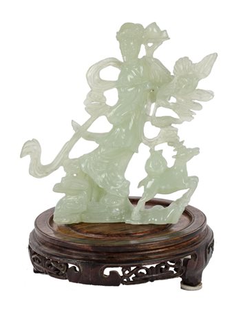 SCULTURA in giada raffigurante "geisha", base in legno. Cina XX secolo...