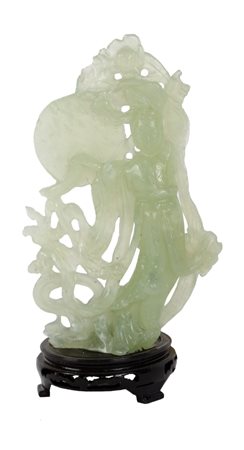 SCULTURA in giada raffigurante "geisha", base in legno. Cina XX secolo...