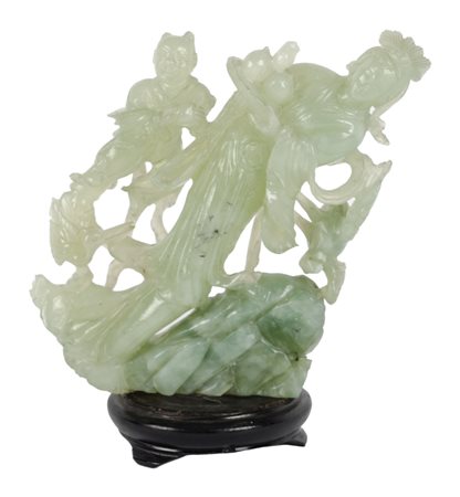 SCULTURA in giada raffigurante "personaggi", base in legno. Cina XX secolo...