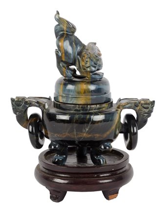 POTICHE in pietra dura, pomello raffigurante "cane". Cina XX secolo Misure: h...